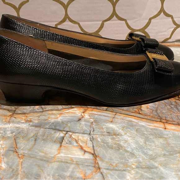 Salvatore Ferragamo Classic Vara Bow Lizard Embossed Calf Leather - Picture 11 of 13